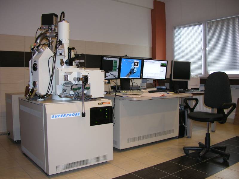 Mikroanalizator rentgenowski JXA-8230 firmy Joel