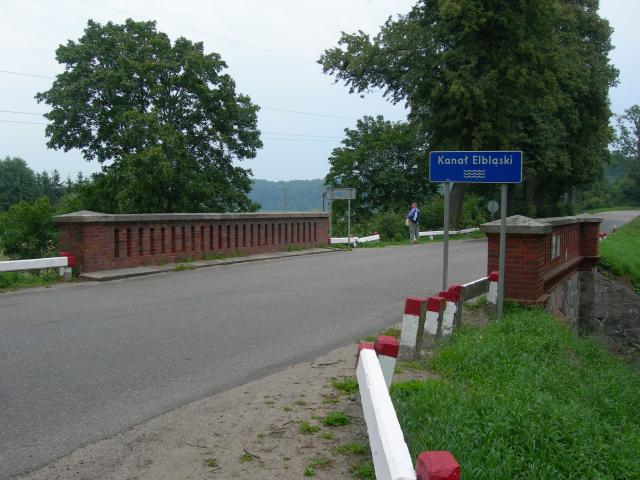 Znak na moście między Wilamowem a Małdytami. Sierpień 2007. Fot.: Braciszek