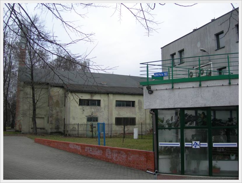Zabudowania starej Huty i nowy budynek Inkubatora Przedsiębiorczości. Styczeń 2008. Fot.: Braciszek