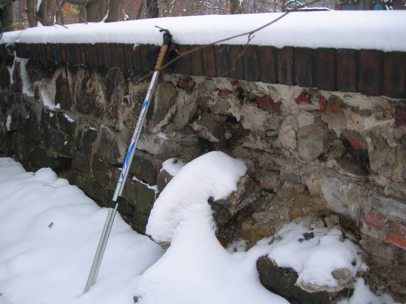 Mur oporowy z bliska. Listopad 2007. Fot.: Braciszek