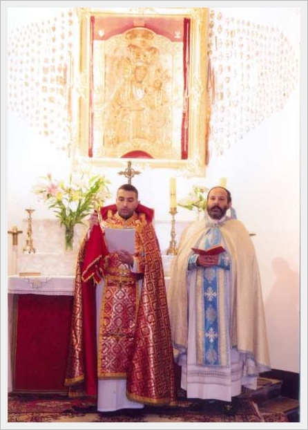 Księża ormiańscy podczas odprawiania mszy w kościele św. Trójcy